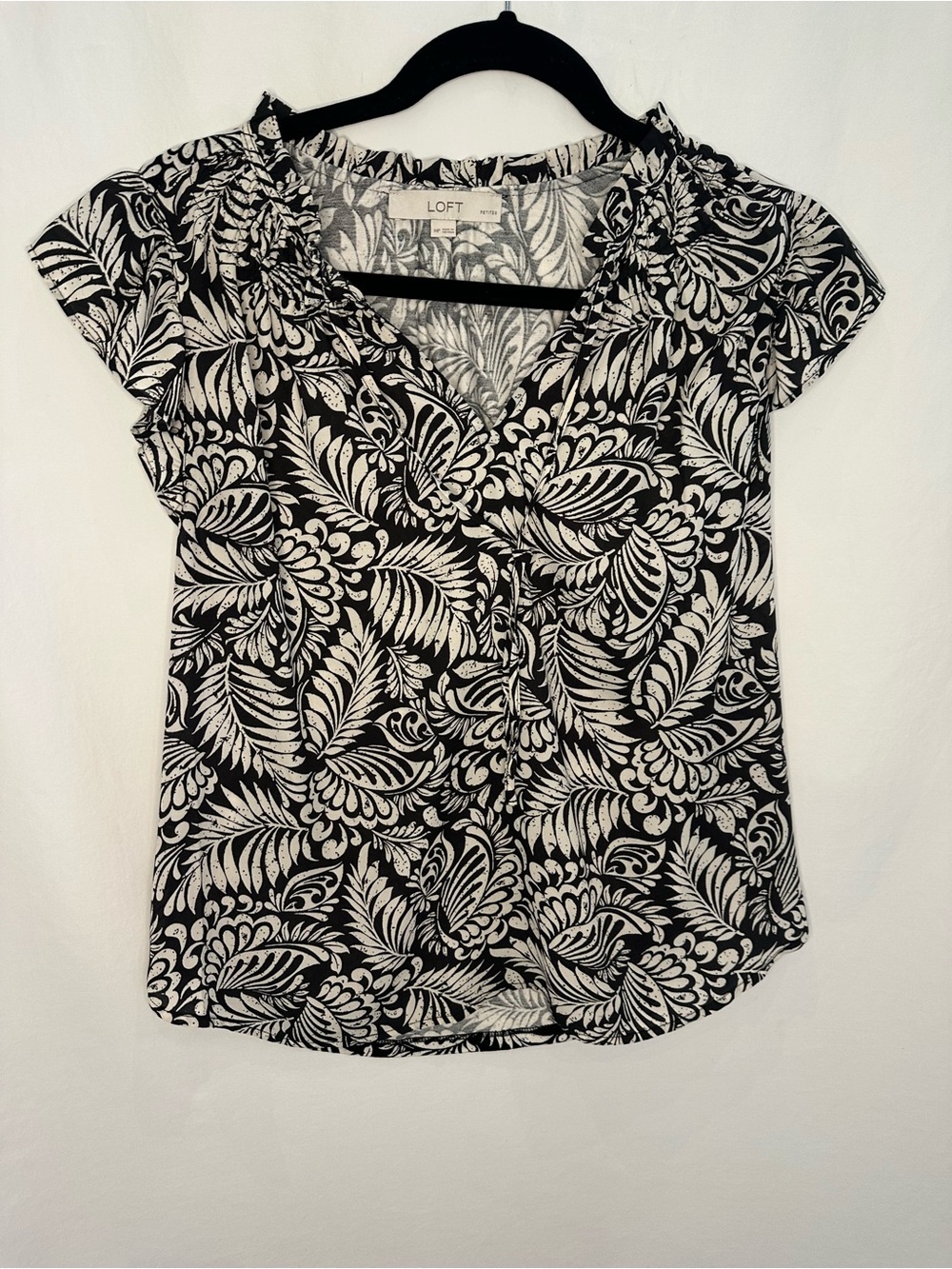 LOFT Black & White Floral-Leaf V-Neck Short Sleeve Top